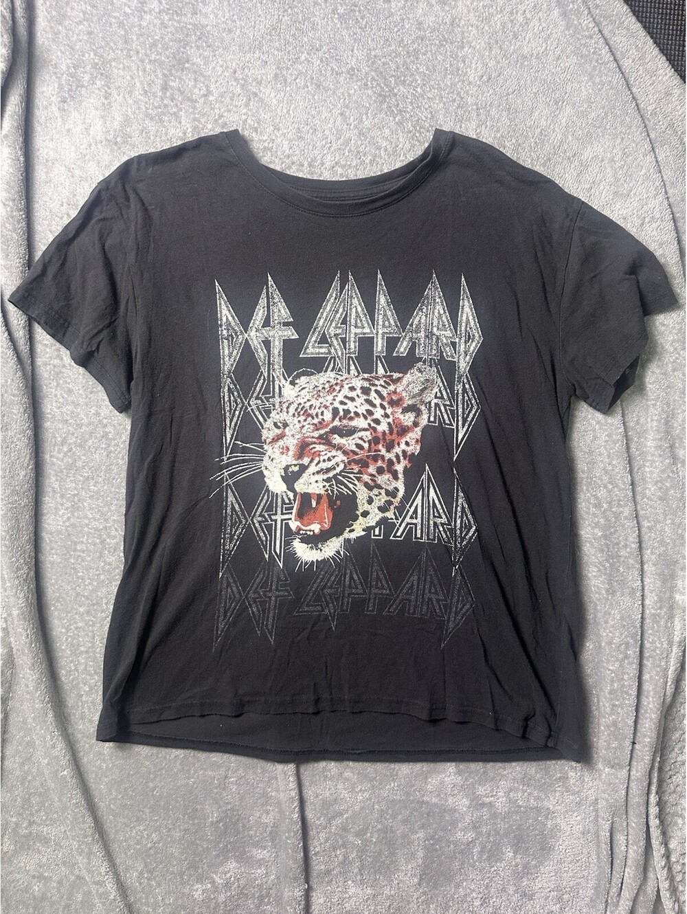 Def Leppard Shirt XL 2021 Leopard Graphic Black Rock Band Concert Tee Faded